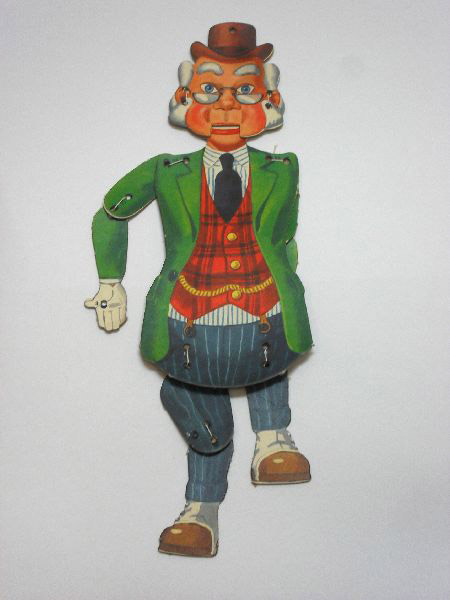 uomo anziano con occhiali e giacca verde